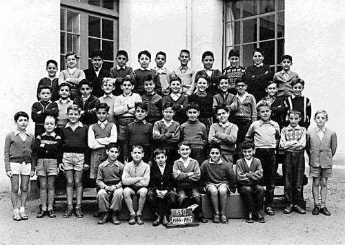 s_1956-1957_8eme G.jpg - Lycée Saint Aulaire - TANGER / MAROC - Année scolaire: 1956-1957. photo 8ème Photo fournie par Maurice BENDELAC Les noms : en partant du haut, de gauche à droite.- Patrick Abrines, Raphael Anidjjar, Abergel, Mercier, Pinhas Bendayan, Hamid Guessous, Dubois, Isaac Assor, Bibi Levy, ?, Joseph Maman. - Alain Corteggiani, Larbbi R'kiouak, Isaac Medina, ?, Georges Aziza, ?, Serfaty, Tourier, Lucien Assayag, Benoliel, Martinez, Berrada. - ?, Mangin, Laberry, Simon Cohen, Khalid R'Kaina, ?, ?,J ohny Farache, Abdelwahab, Jacques Lerin, Jean Elorduy. - Paco Benitez, Jejati, Maurice Bendelac, Carlo Ali, Zucconi, Daniel Perez. 